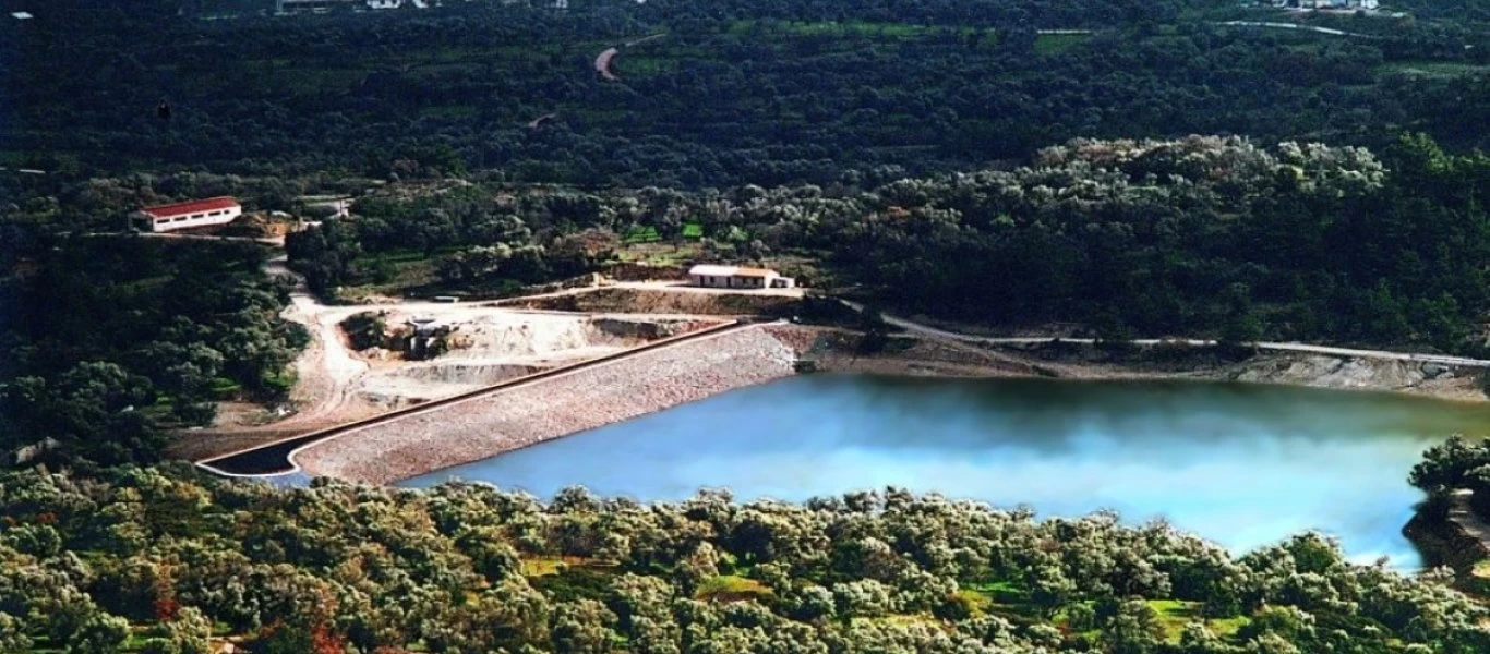 Χίος: Οι αλλοδαποί κάνουν τα μπάνια τους στο... φράγμα Ζυφιά (φώτο)